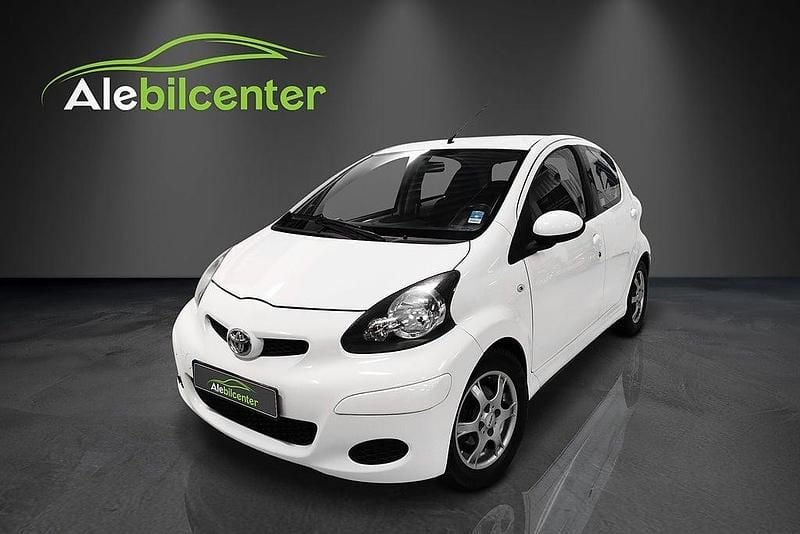 Vit Begagnad 2010 Toyota Aygo Halvkombi | 34 900 kr (Marknadspris) - Bild 1/4