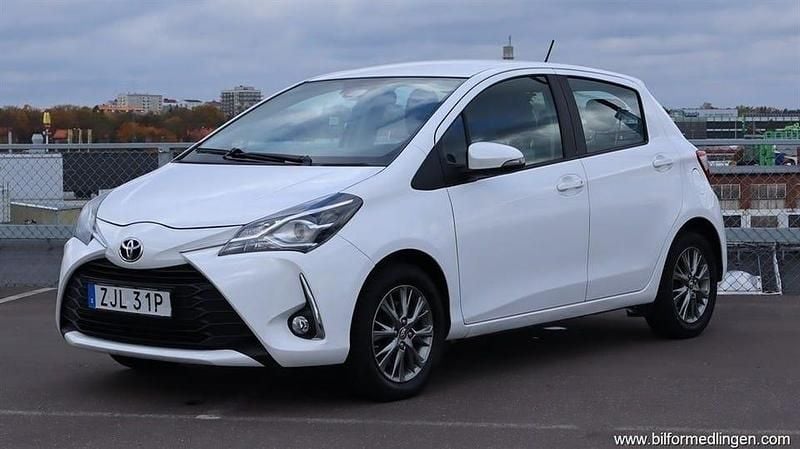 Vit Begagnad 2019 Toyota Yaris Halvkombi | 109 900 kr (Bra pris) - Bild 1/4