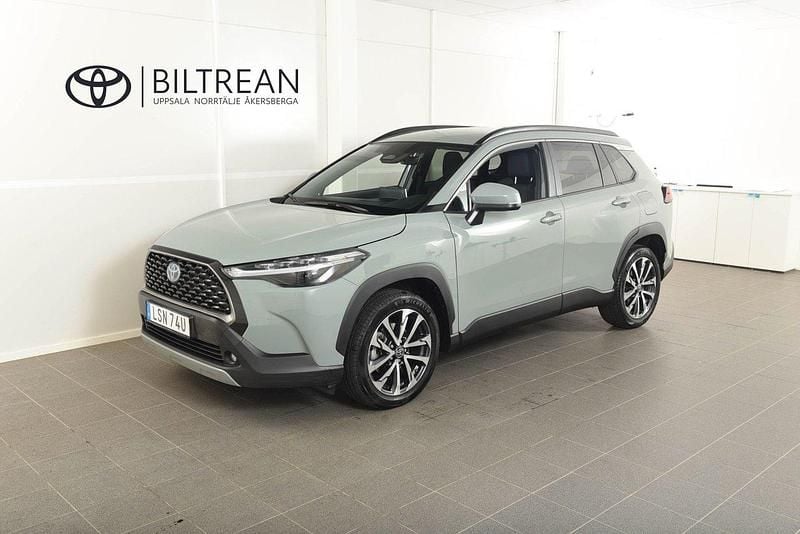 Grön (urban khaki ) Begagnad 2023 Toyota Corolla Cross Style SUV | 364 900 kr (Marknadspris) - Bild 1/4