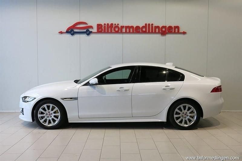 Vit samma som bilen Begagnad 2018 Jaguar XE R-Sport Sedan | 189 900 kr (Bra pris) - Bild 1/4