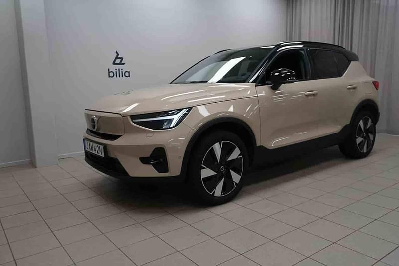 Brun Begagnad 2025 Volvo EX40 Single Motor Extended Range SUV | 479 900 kr (Bra pris) - Bild 1/1