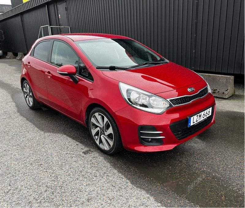 Röd Begagnad 2016 Kia Rio Halvkombi | 95 000 kr (Marknadspris) - Bild 1/4