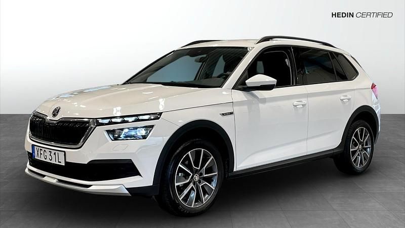 Vit (white) Begagnad 2023 Skoda Kamiq ScoutLine SUV | 239 900 kr (Marknadspris) - Bild 1/4