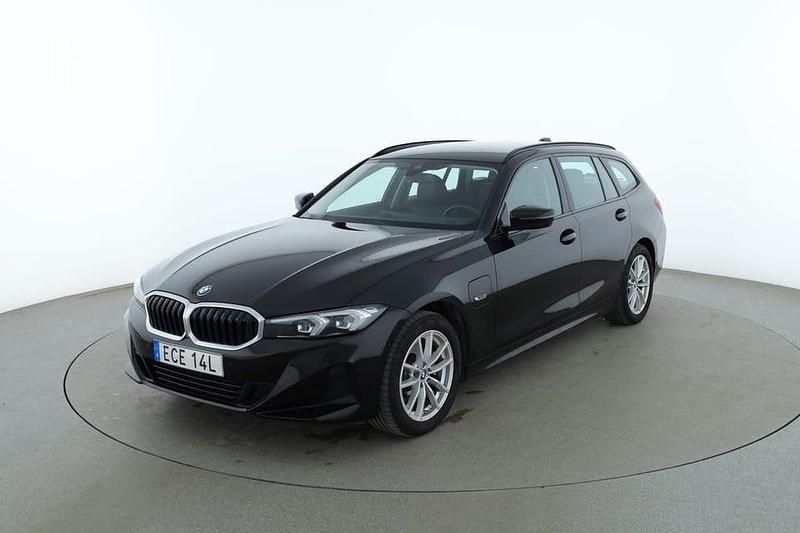 Svart Begagnad 2023 BMW 330 Kombi | 314 000 kr - Bild 1/4