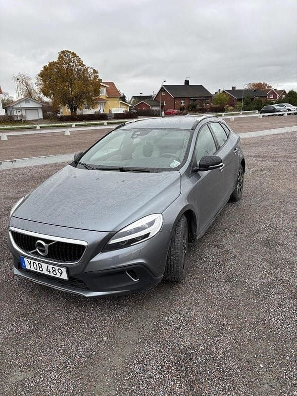 Grå Begagnad 2018 Volvo V40 CC Momentum Kombi | 165 000 kr (Bra pris) - Bild 1/3