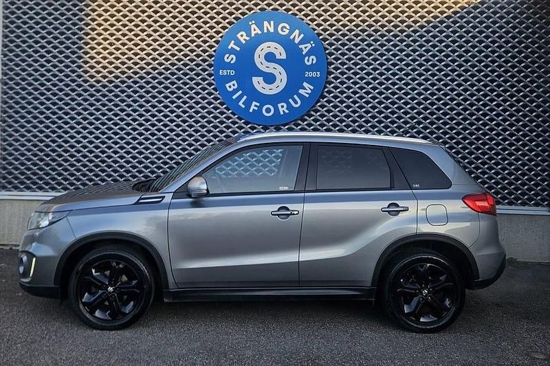 Mörkgrå (gråmetallic) Begagnad 2017 Suzuki Vitara SUV | 169 000 kr (Marknadspris) - Bild 1/4