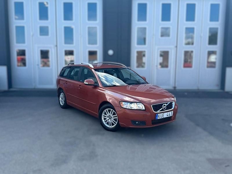 Röd Begagnad 2011 Volvo V50 Summum Kombi | 54 900 kr (Marknadspris) - Bild 1/4