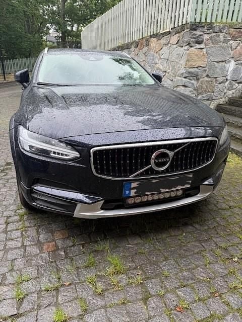 Blå Begagnad 2019 Volvo V90 CC Momentum Kombi | 299 000 kr (Marknadspris) - Bild 1/4