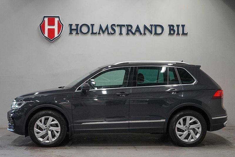 Grå Begagnad 2022 VW Tiguan Elegance SUV | 344 800 kr (Bra pris) - Bild 1/4
