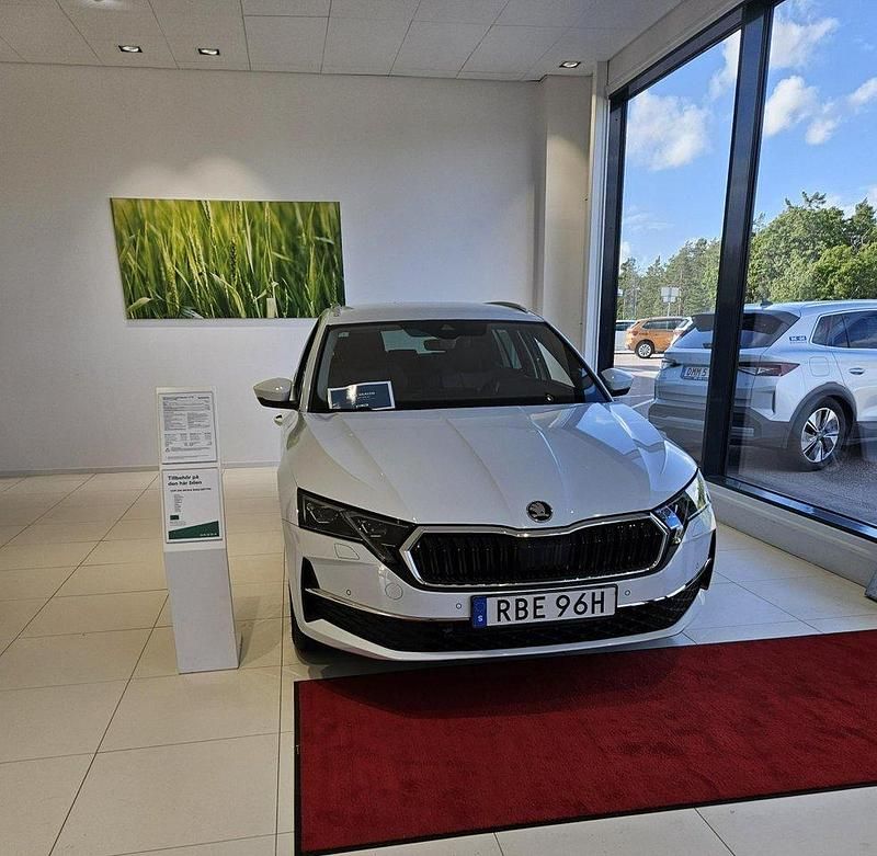 Vit Begagnad 2025 Skoda Octavia Kombi | 314 900 kr (Bra pris) - Bild 1/4