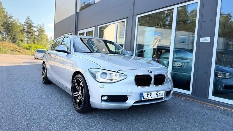 Silver Begagnad 2012 BMW 116 Halvkombi | 74 400 kr (Marknadspris) - Bild 1/4