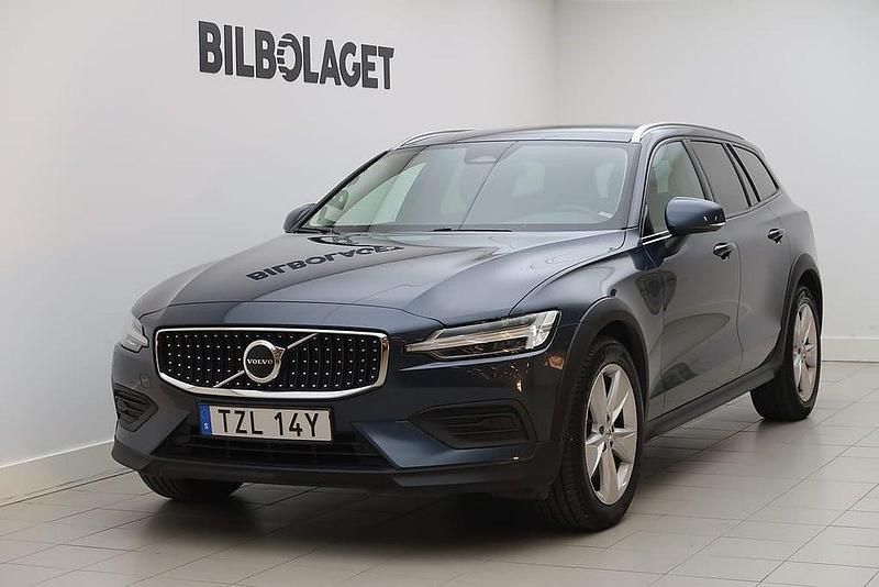 Mörkblå Begagnad 2024 Volvo V60 CC Core Kombi | 384 800 kr (Superpris) - Bild 1/4