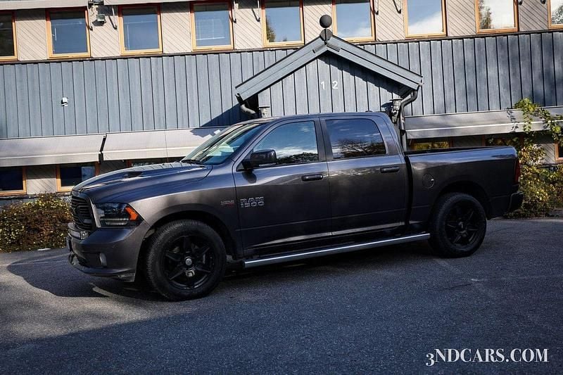 Mörkgrå (grå) Begagnad 2018 RAM 1500 Pickup | 319 900 kr (Bra pris) - Bild 1/4