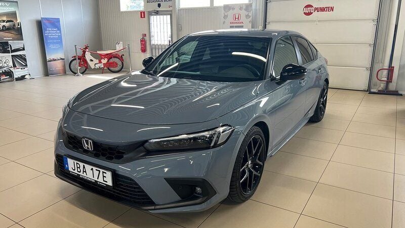 Mörkgrå Begagnad 2024 Honda Civic Hybrid Halvkombi | 349 900 kr (Marknadspris) - Bild 1/4