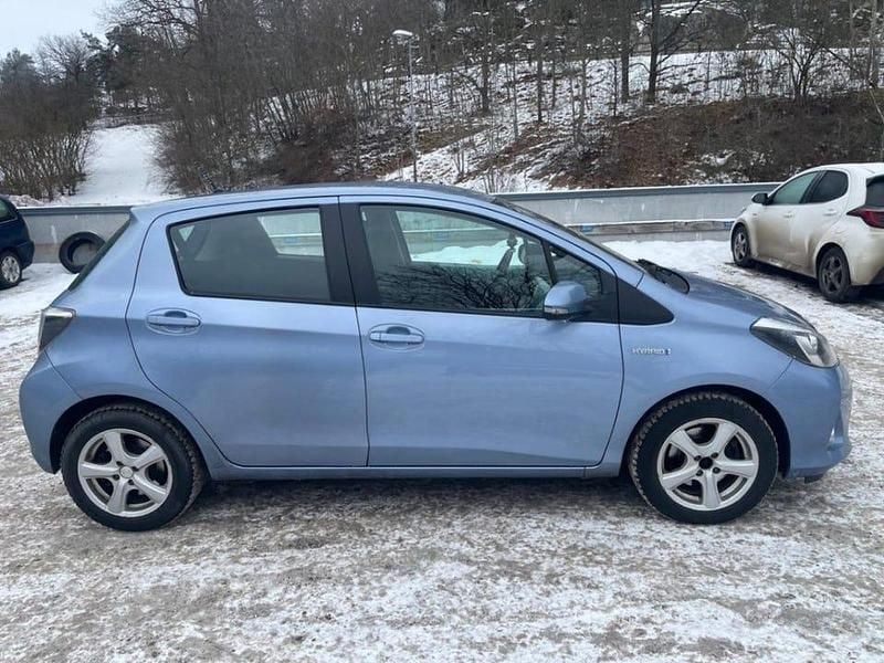 Begagnad Toyota Yaris Hybrid Active 101 HK (74 kW) 2013 Blå Halvkombi