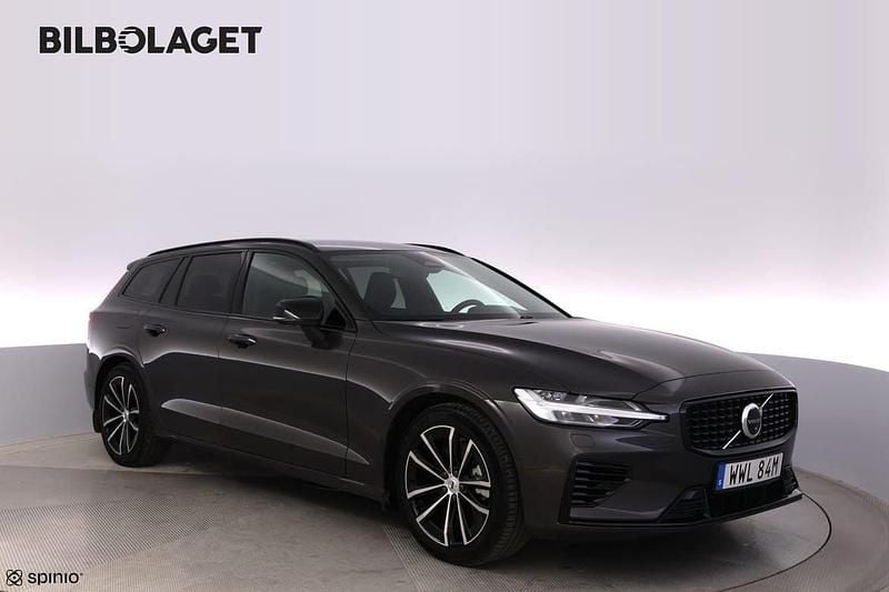 Grå Begagnad 2025 Volvo V60 Plus Kombi | 494 800 kr (Marknadspris) - Bild 1/4