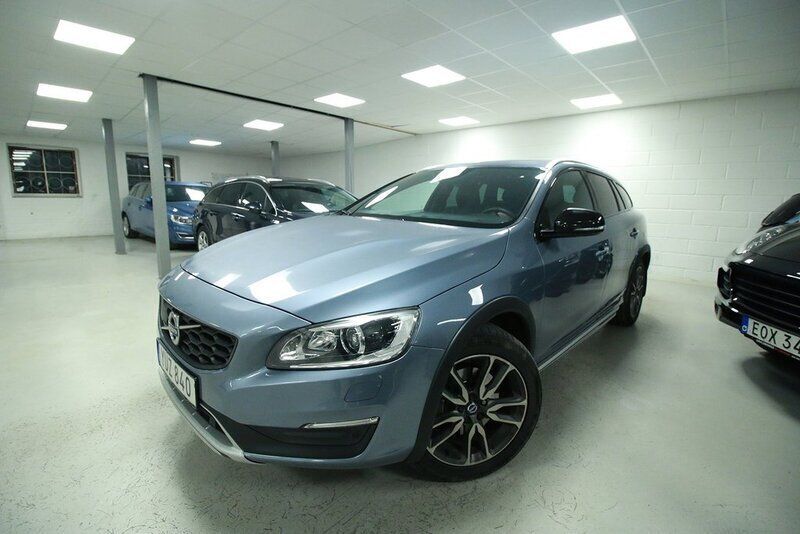 Begagnad Volvo V60 CC Summum 150 HK (110 kW) 2017 Blå Kombi