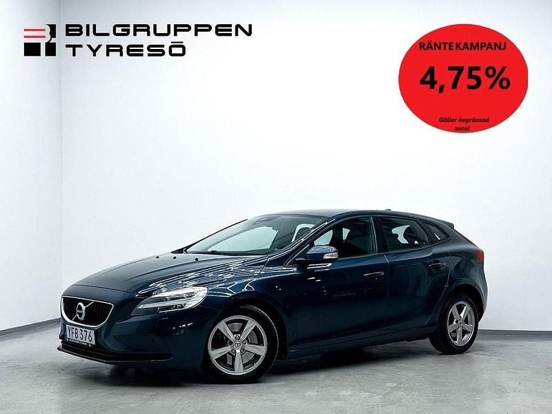 Mörkblå (blå) Begagnad 2017 Volvo V40 Kombi | 139 900 kr (Marknadspris) - Bild 1/4