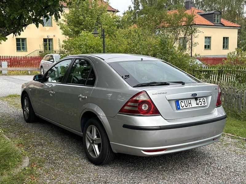 Silver Begagnad 2007 Ford Mondeo Futura Halvkombi | 25 000 kr (Lite dyr) - Bild 1/4