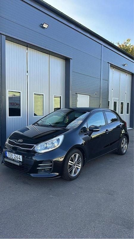 Svart Begagnad 2015 Kia Rio Halvkombi | 84 900 kr (Marknadspris) - Bild 1/4