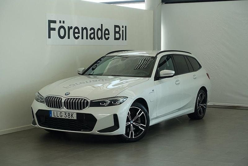 Vit (mineralvit ) Begagnad 2024 BMW 330e M Sport Kombi | 519 000 kr (Marknadspris) - Bild 1/4