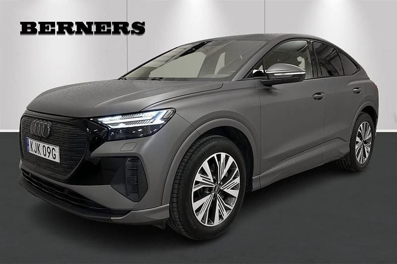 Grå Begagnad 2024 Audi Q4 Sportback e-tron Advanced Plus SUV | 559 900 kr - Bild 1/4