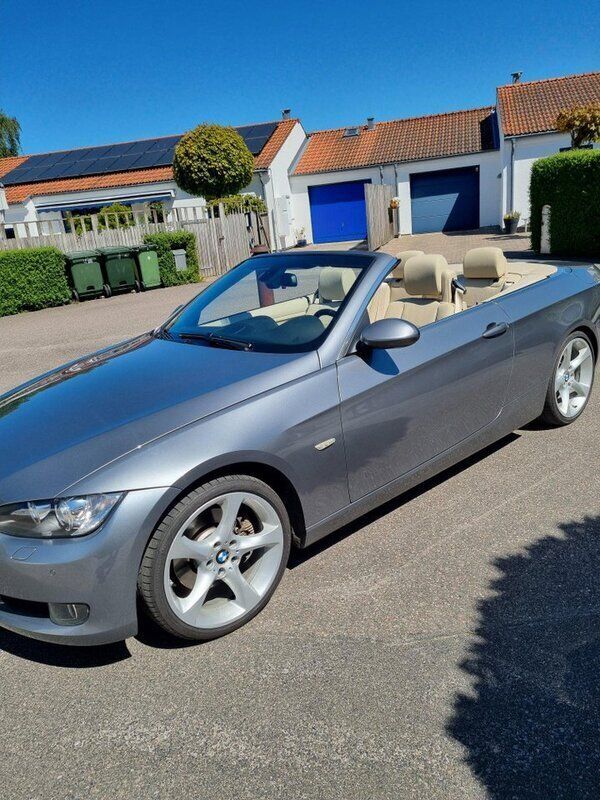 Grå Begagnad 2007 BMW 325 Cabriolet Comfort Edition Cab | 189 000 kr (Marknadspris) - Bild 1/4