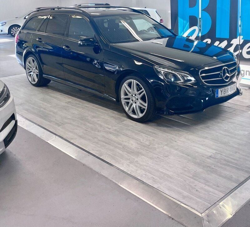 Svart Begagnad 2015 Mercedes E220 AMG Kombi | 209 000 kr (Marknadspris) - Bild 1/4