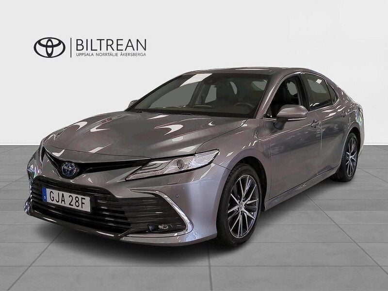 Silver Begagnad 2023 Toyota Camry Hybrid Executive Sedan | 365 000 kr (Marknadspris) - Bild 1/3