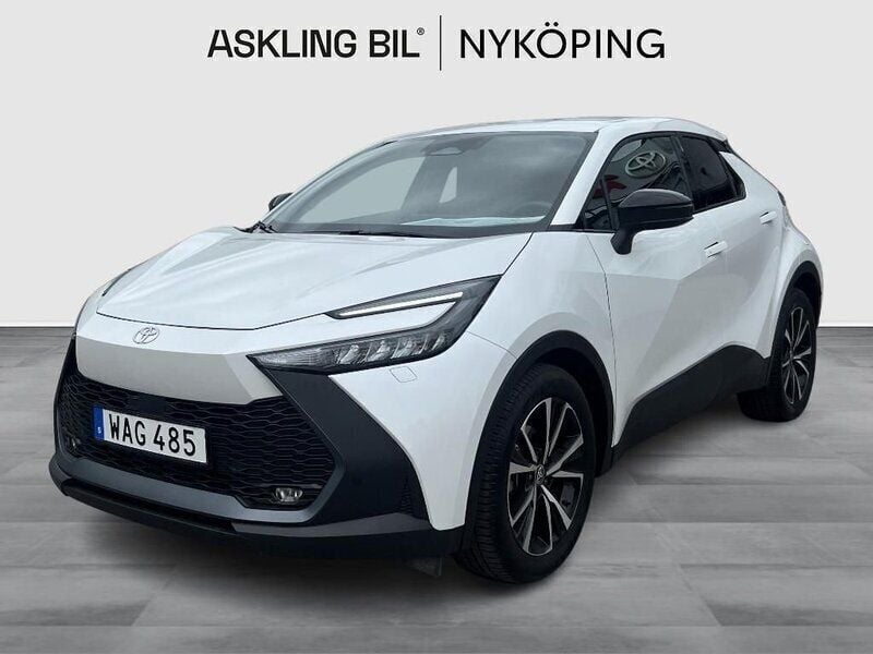 Vit Begagnad 2023 Toyota C-HR Style SUV | 349 000 kr (Marknadspris) - Bild 1/4