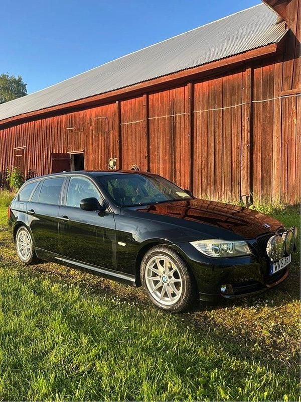 Svart Begagnad 2009 BMW 318 Kombi | 45 000 kr (Marknadspris) - Bild 1/4
