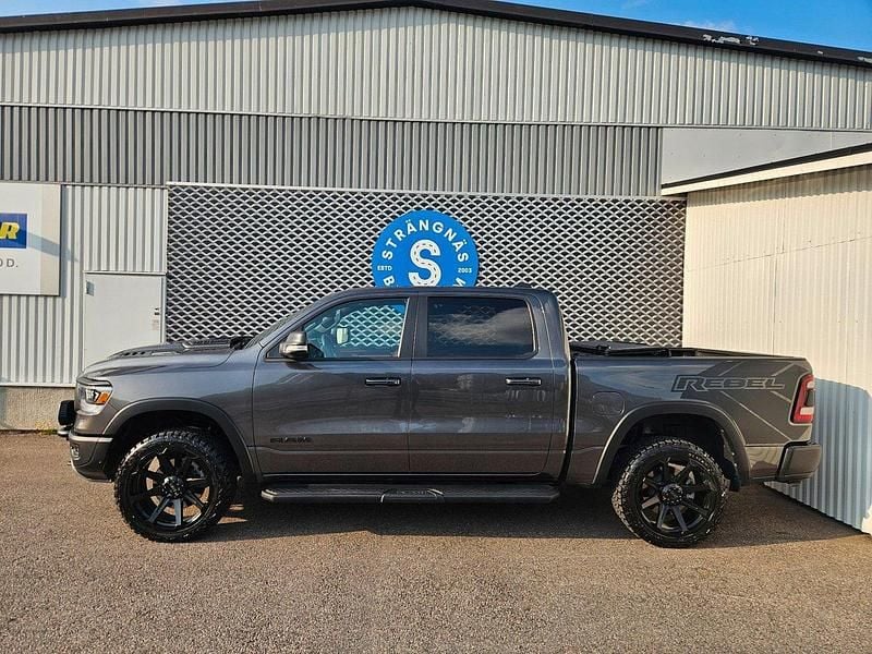 Mörkgrå (grå) Begagnad 2022 RAM 1500 Pickup | 839 000 kr (Bra pris) - Bild 1/4