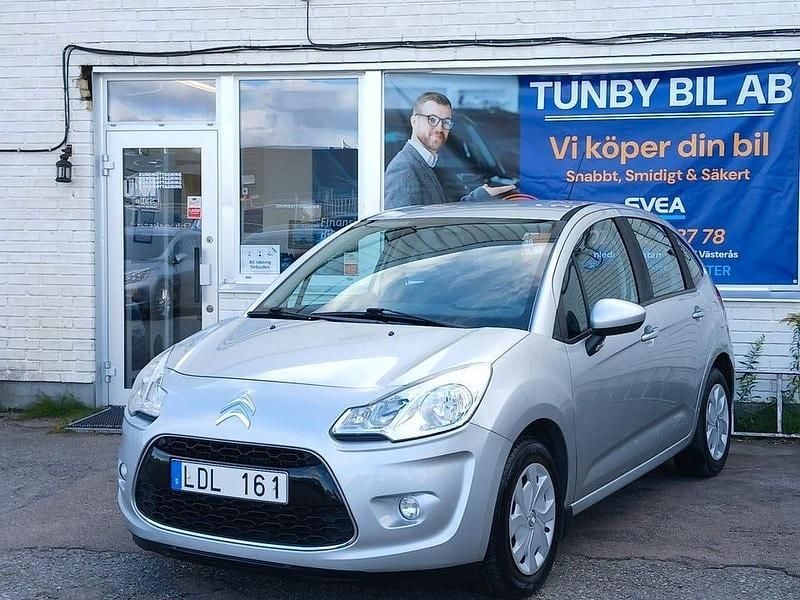 Silver Begagnad 2010 Citroën C3 Halvkombi | 42 700 kr (Lite dyr) - Bild 1/4