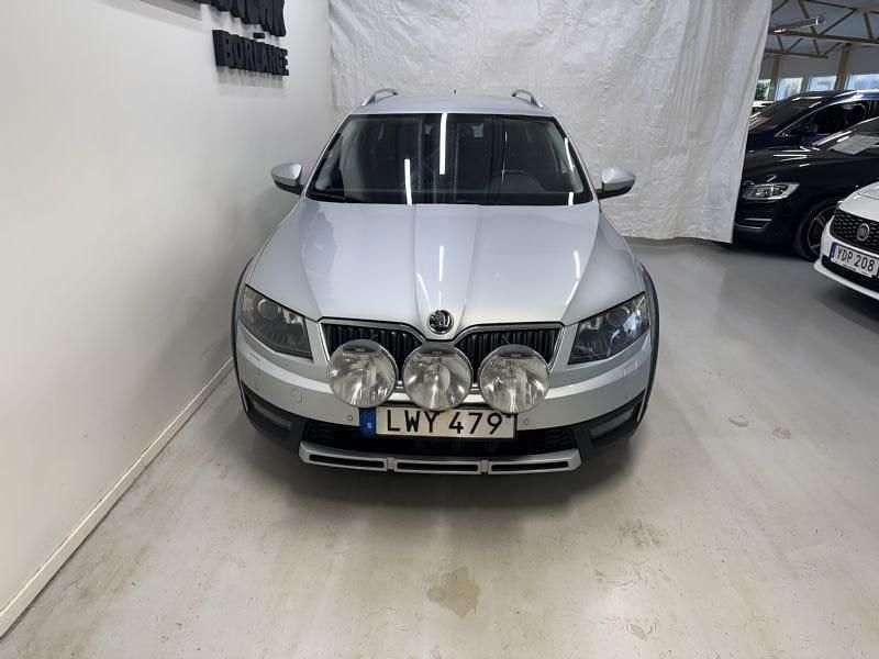 Begagnad Skoda Octavia Scout 184 HK (135 kW) 2015 Silver Kombi