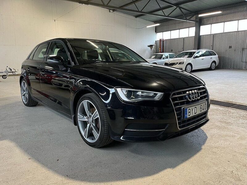 Svart Begagnad 2013 Audi A3 Sportback Attraction Halvkombi | 87 000 kr (Marknadspris) - Bild 1/4