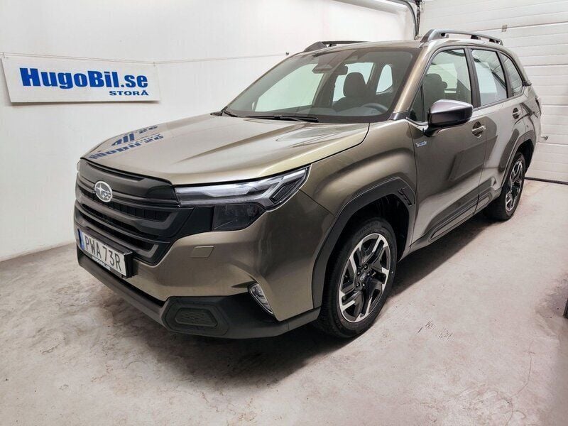 Grön (autumn green metallic) Ny 2025 Subaru Forester SUV | 423 400 kr (Bra pris) - Bild 1/4