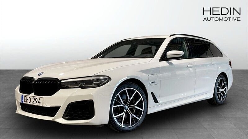 Vit (white) Begagnad 2022 BMW 530e M Sport Kombi | 374 700 kr (Marknadspris) - Bild 1/4