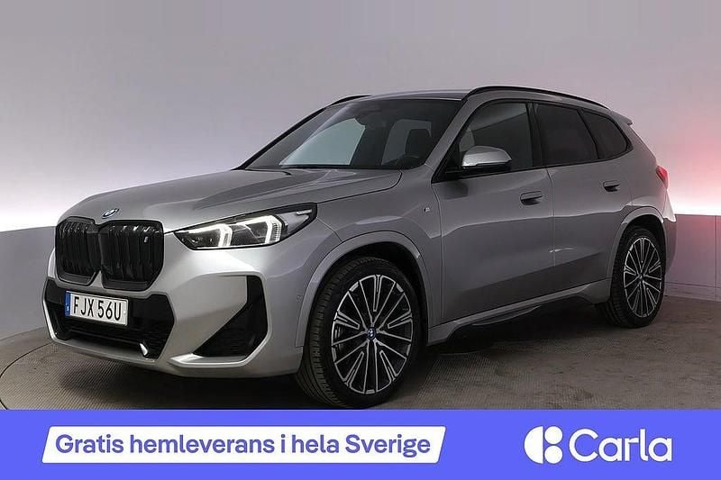 Grå Begagnad 2023 BMW iX1 M Sport SUV | 469 900 kr (Marknadspris) - Bild 1/4