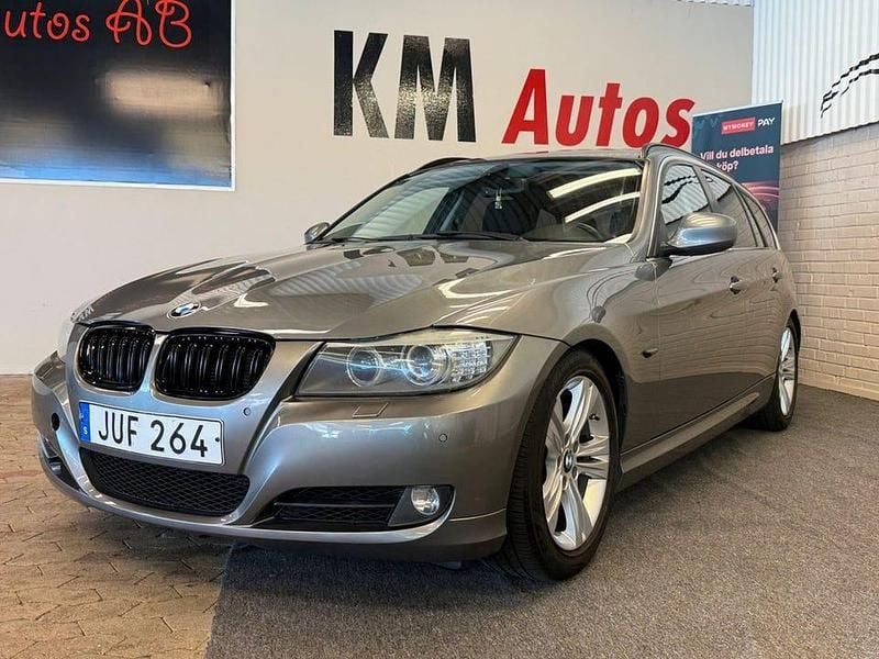 Grå Begagnad 2010 BMW 325 Comfort Edition Kombi | 79 900 kr (Marknadspris) - Bild 1/4