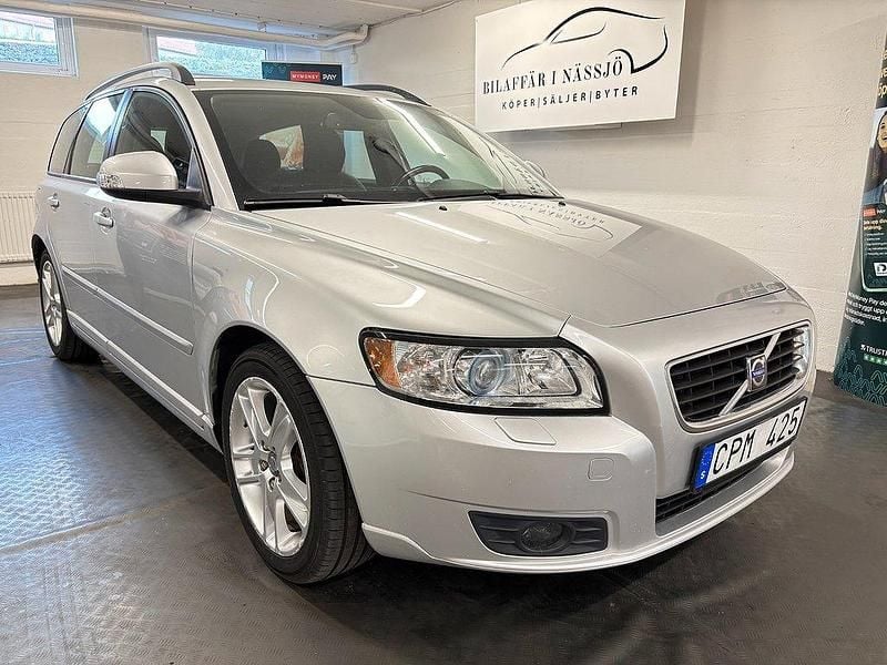 Ljusgrå Begagnad 2009 Volvo V50 Momentum Kombi | 44 900 kr (Marknadspris) - Bild 1/4