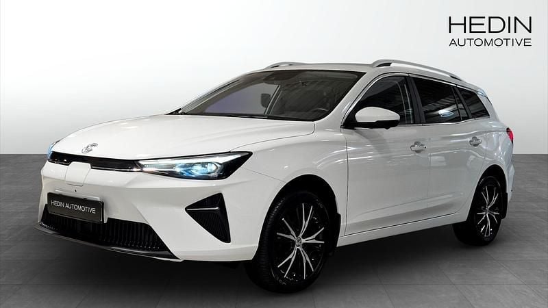 Vit (white) Begagnad 2022 MG MG5 EV Kombi | 224 900 kr (Marknadspris) - Bild 1/4