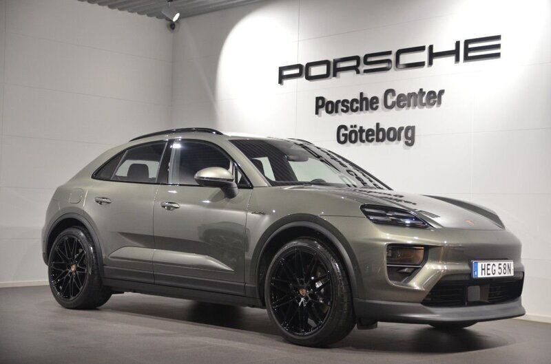 Grön (green) Ny 2025 Porsche Macan SUV | 1 292 400 kr (Marknadspris) - Bild 1/4
