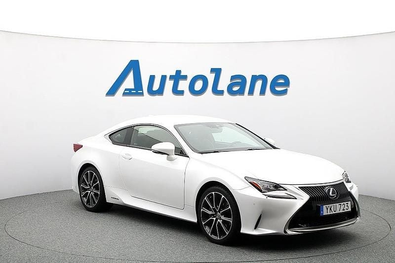 Vit Begagnad 2017 Lexus RC300h Executive Line Sportkupé | 319 900 kr - Bild 1/3