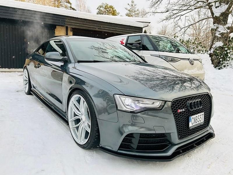 Grå Begagnad 2012 Audi RS5 Sportkupé | 299 900 kr (Marknadspris) - Bild 1/4