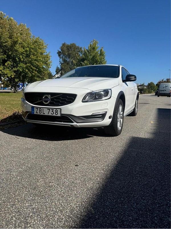 Vit Begagnad 2018 Volvo V60 CC Momentum Kombi | 220 000 kr (Bra pris) - Bild 1/4