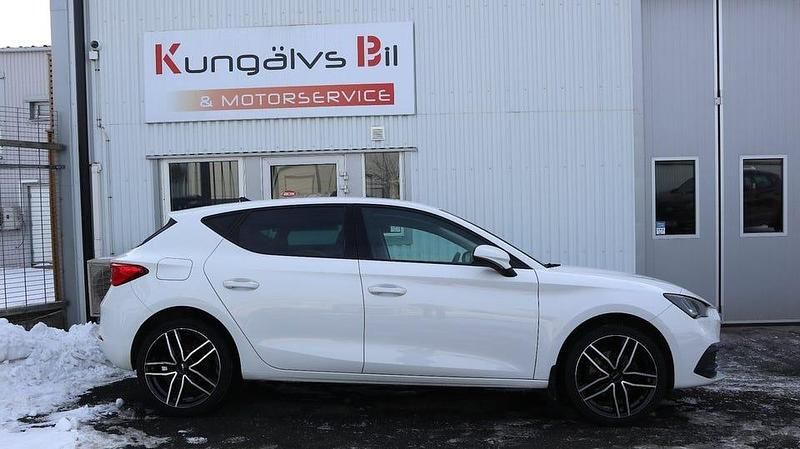 Begagnad Seat Leon Style 110 HK (80 kW) 2020 Vit Halvkombi