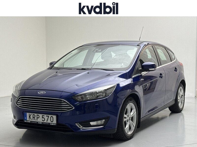 Blå (blå metallic) Begagnad 2015 Ford Focus Titanium Halvkombi | 89 800 kr (Bra pris) - Bild 1/3