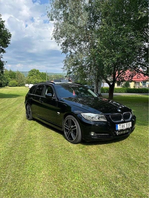 Svart Begagnad 2012 BMW 320 Kombi | 120 000 kr (Marknadspris) - Bild 1/4