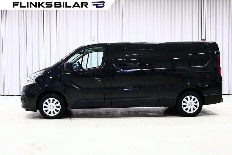 Svart metallic Begagnad 2021 Renault Trafic Minibuss | 238 750 kr (Marknadspris) - Bild 1/4
