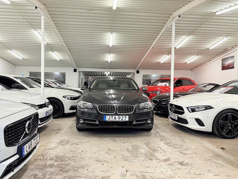 Grå Begagnad 2015 BMW 530 Sedan | 209 900 kr (Marknadspris) - Bild 1/4